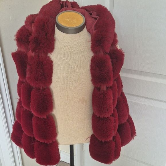 Women's Burgundy Faux Fur Vest With Hoodie - Picture 7 of 16